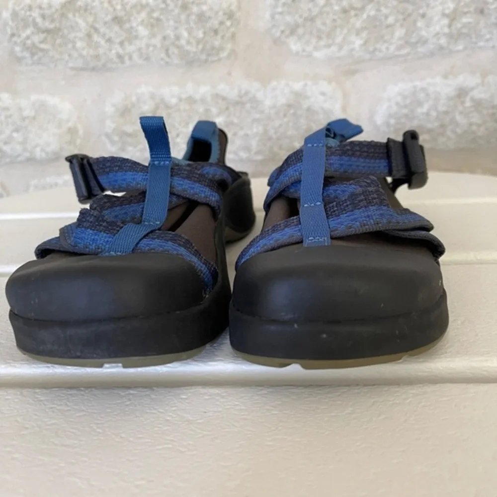 Chaco water shoes Kids size 2 blue nearly new
